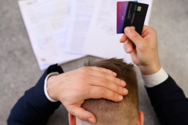 Dlaczego warto szybko spłacić dług na karcie kredytowej?